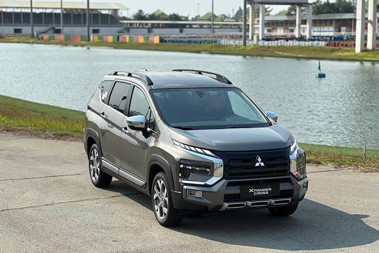 Giá Mitsubishi Xpander Cross từ 698 triệu đồng, giảm 50% phí trước bạ